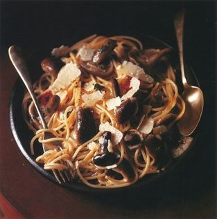 Spaghetti with honey fungus (Spaghetti con famigiole)