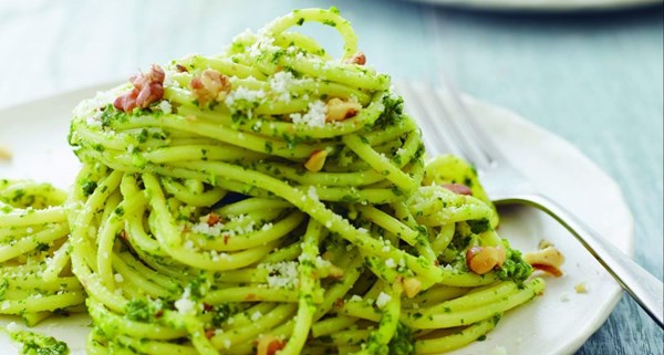 Spaghetti with kale & walnut pesto