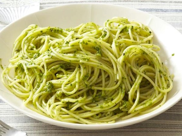 Spaghetti with kale-walnut pesto 