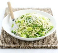 Spaghetti with leeks, peas & pesto