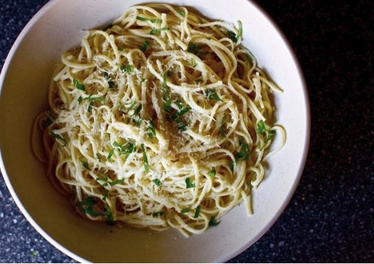 Spaghetti with lemon and olive oil (Spaghetti al limone)