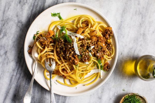 Spaghetti with lentils, tomato and fennel
