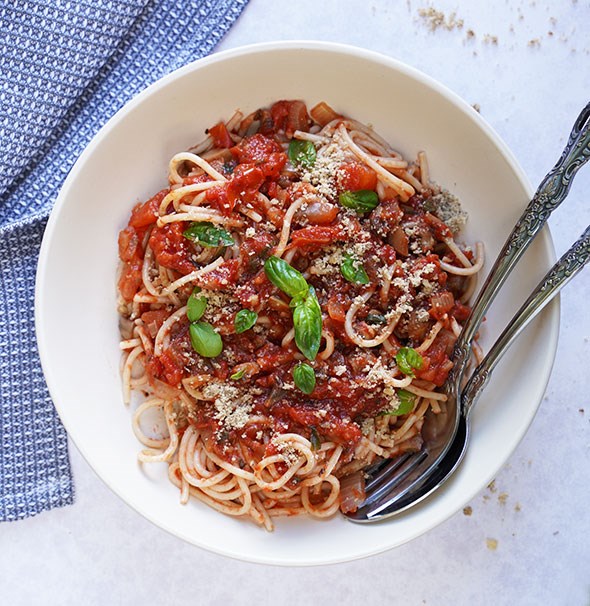 Spaghetti with marinara sauce
