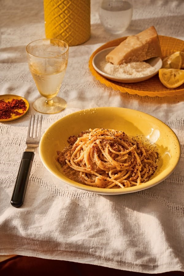 Spaghetti with melted cauliflower sauce