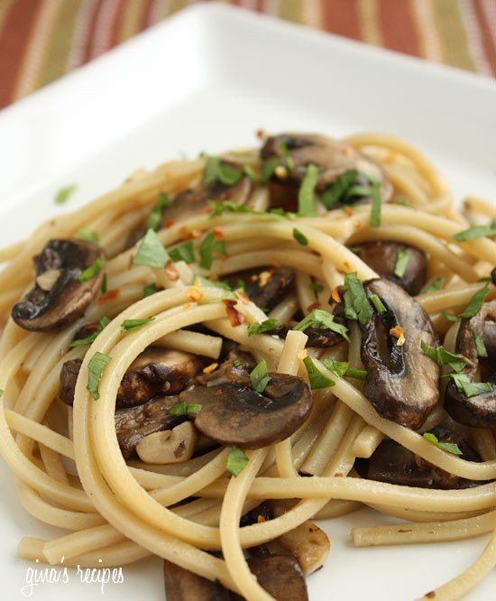 Spaghetti with mushrooms, garlic and oil