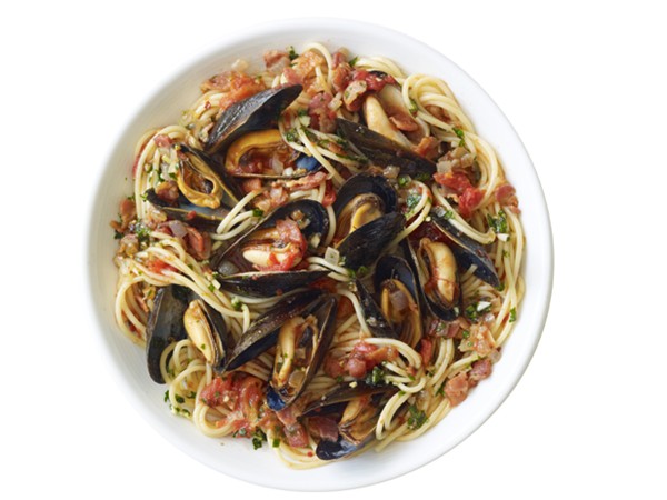Spaghetti with mussels and bacon