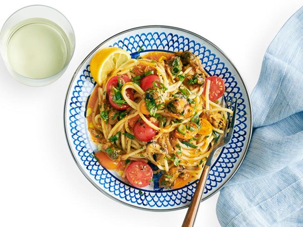 Spaghetti with mussels and tomatoes