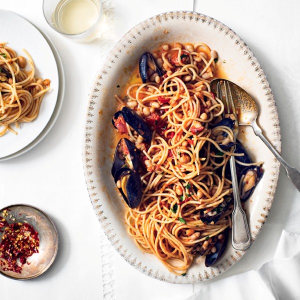 Spaghetti with mussels and white beans
