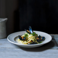 Spaghetti with mussels, garlic and parsley 