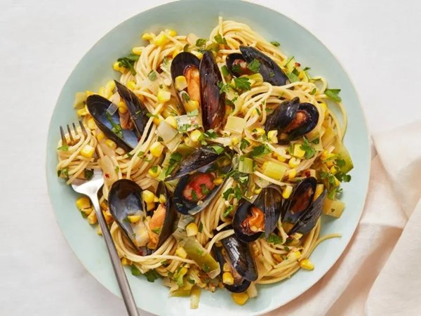 Spaghetti with mussels, leeks and corn 
