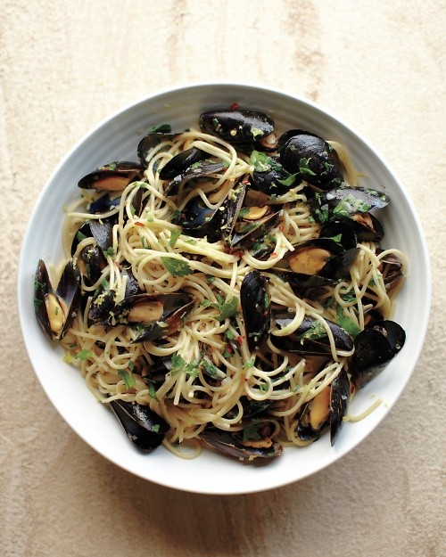 Spaghetti with mussels, lemon and shallots