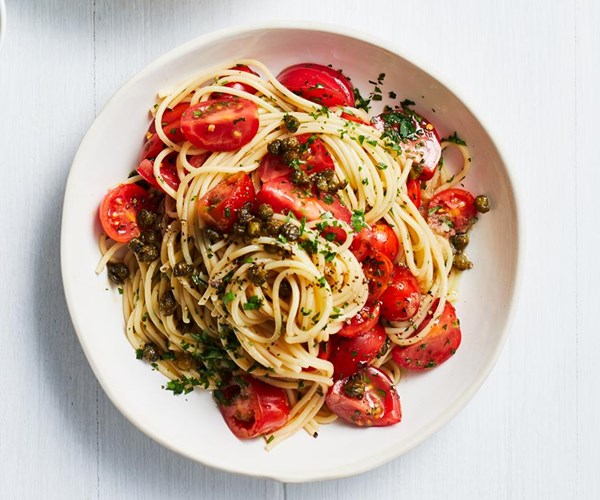 Spaghetti with "no cook" tomato-chilli sauce