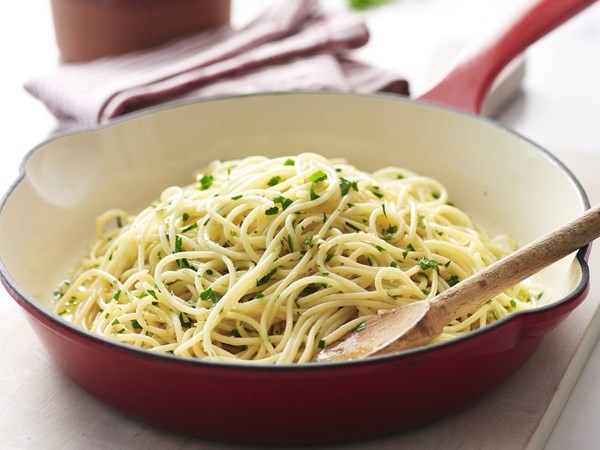 Spaghetti with oil and garlic