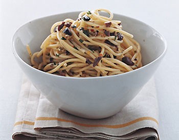 Spaghetti with olive and pine nut salsa (Spaghetti con salsa di olive e pinoli all'Arturo)