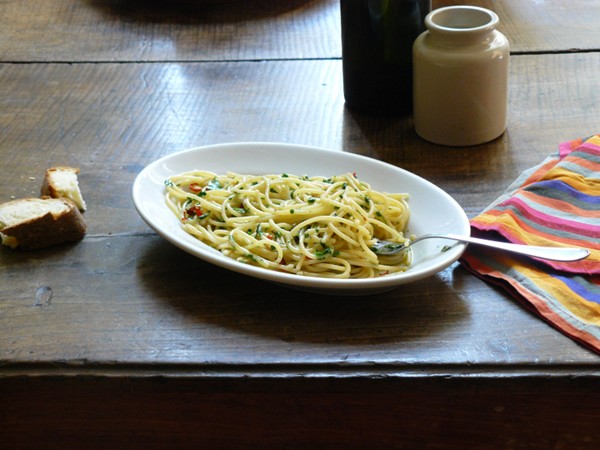 Spaghetti with olive oil, garlic, and chilli (Spaghetti aglio, olio e peperoncino)