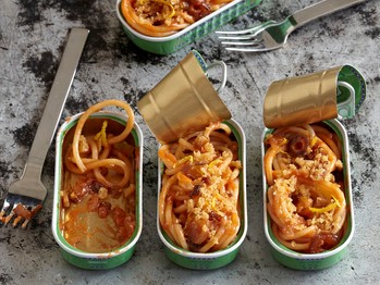 Spaghetti with oranges, dates & anchovies (Spaghetti con arance, datteri e acciughe)