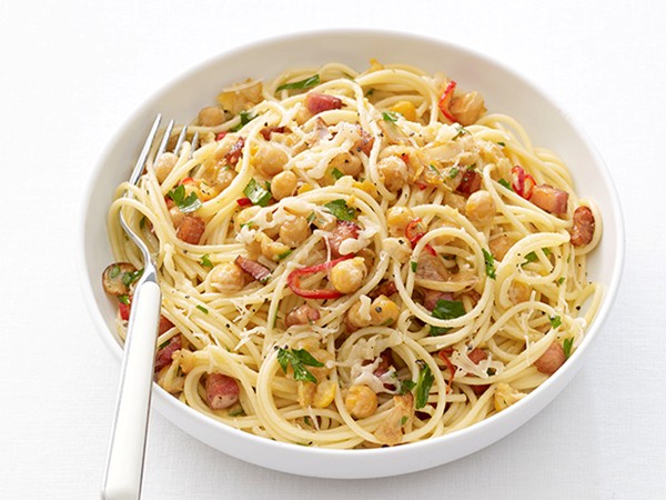 Spaghetti with pancetta and chickpeas