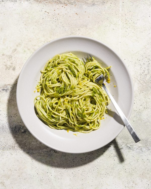 Spaghetti with parsley pesto (Spaghetti al pesto di prezzemolo)