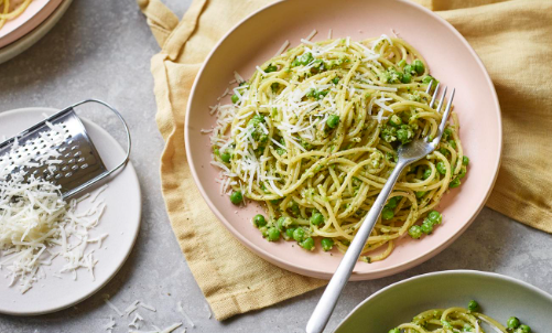 Spaghetti with peas and pesto