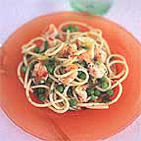 Spaghetti with peas and prawns in a chilli-lemon oil
