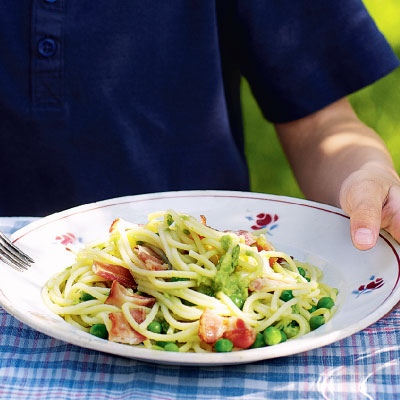 Spaghetti with peas, mint and crispy bacon