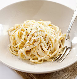Spaghetti with pecorino Romano and black pepper (Cacio e pepe)