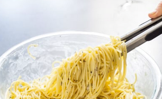 Spaghetti with pecorino Romano and black pepper (Cacio e pepe)
