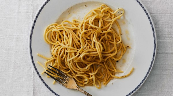 Spaghetti with pecorino Romano and black pepper (Spaghetti cacio e pepe)