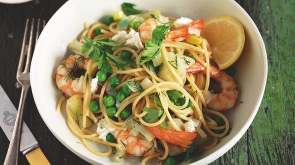 Spaghetti with prawns, peas and leeks