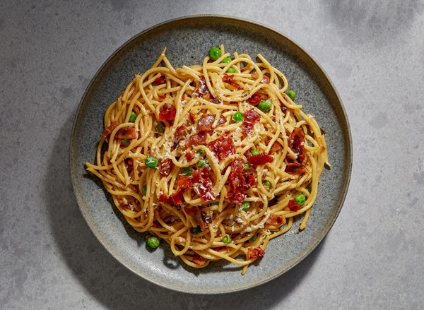 Spaghetti with prosciutto, Parmesan and peas
