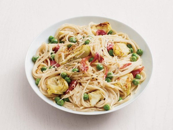 Spaghetti with prosciutto, peas and artichokes 