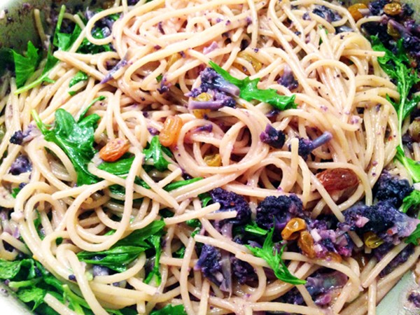 Spaghetti with purple cauliflower sauce