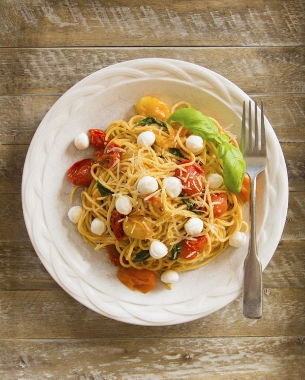 Spaghetti with quick cherry tomato sauce and fresh mozzarella