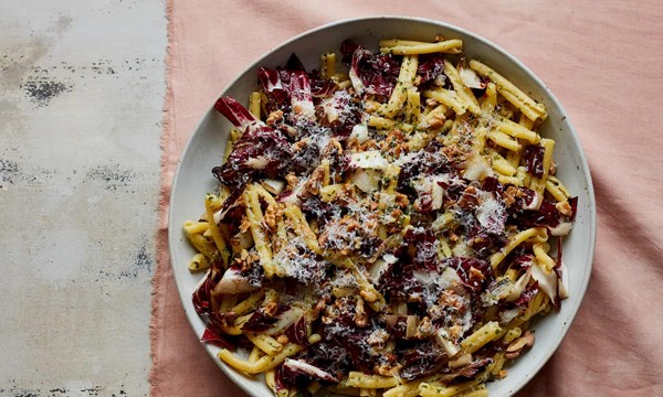 Spaghetti with radicchio, fennel and rosemary