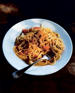 Spaghetti with raw tomatoes