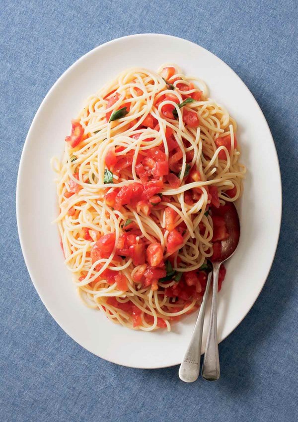 Spaghetti with raw tomatoes