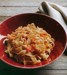 Spaghetti with raw tomatoes, herbs, and mozzarella (Spaghetti alla checca)