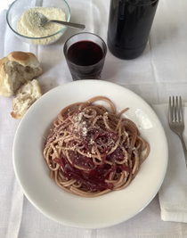 Spaghetti with red wine and onions