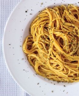 Spaghetti with roast lamb drippings (Makaronia me zoumi arniou)