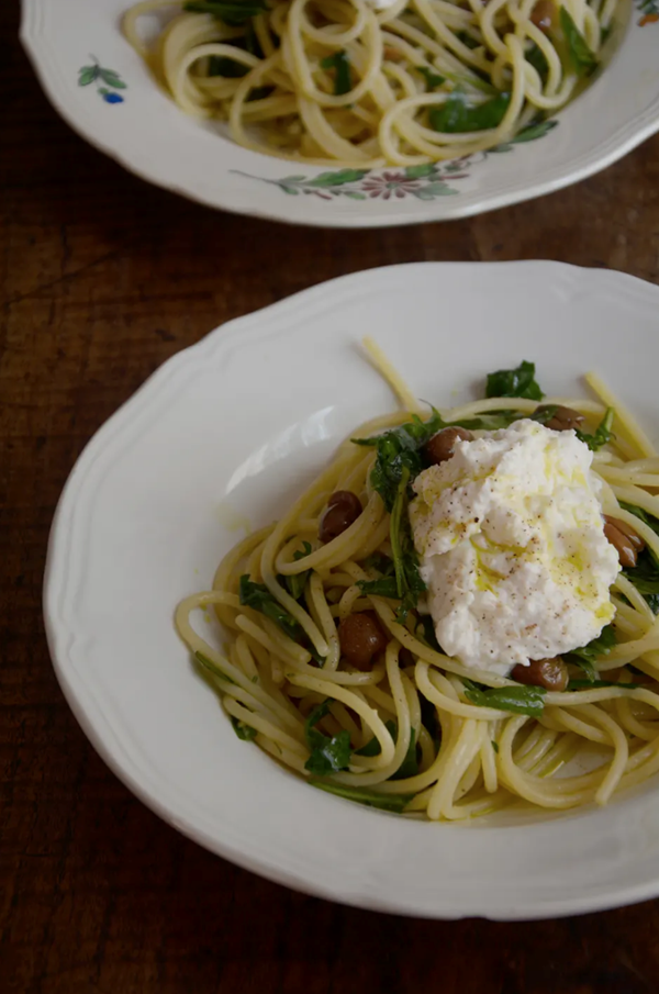 Spaghetti with rocket, anchovies and ricotta