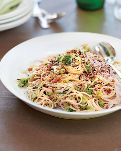 Spaghetti with Savoy cabbage and breadcrumbs