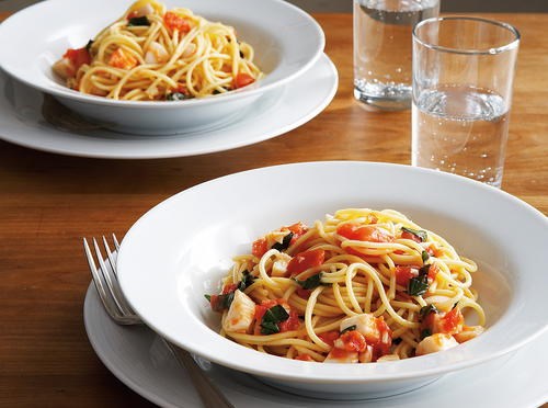 Spaghetti with scallops, fresh tomatoes, and basil (Spaghetti al pomodoro e cappe sante)
