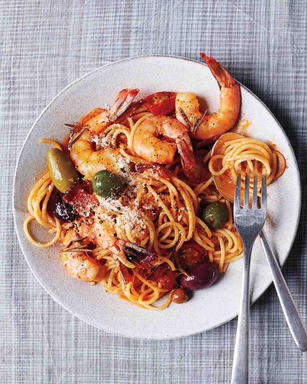 Spaghetti with shrimp and olives