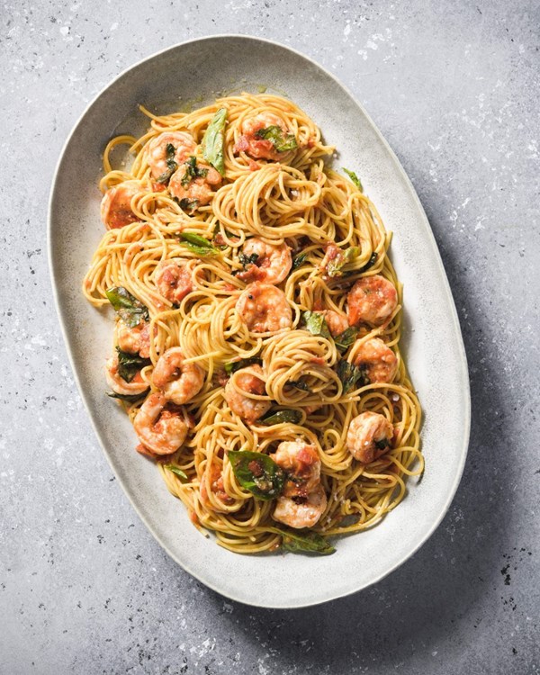 Spaghetti with shrimp, tomatoes and white wine