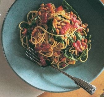 Spaghetti with smoked pancetta and rocket (Spaghetti con la pancetta e la rucola)