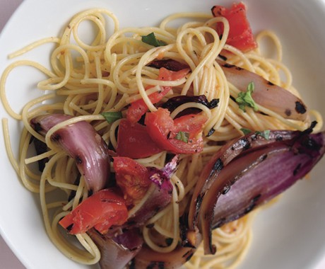 Spaghetti with smoky tomatoes and onions
