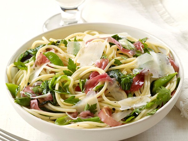 Spaghetti with snap peas and prosciutto