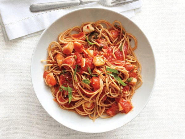 Spaghetti with spicy scallop marinara sauce
