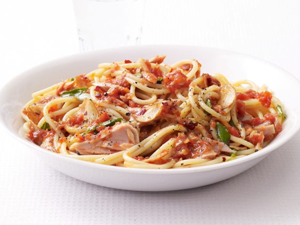 Spaghetti with spicy tuna marinara sauce