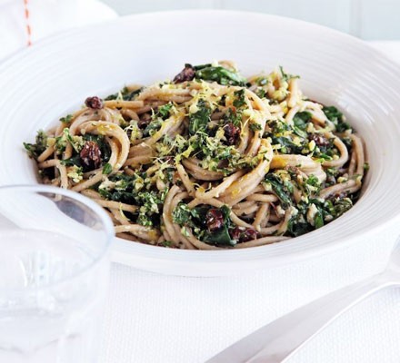 Spaghetti with spinach and walnut pesto